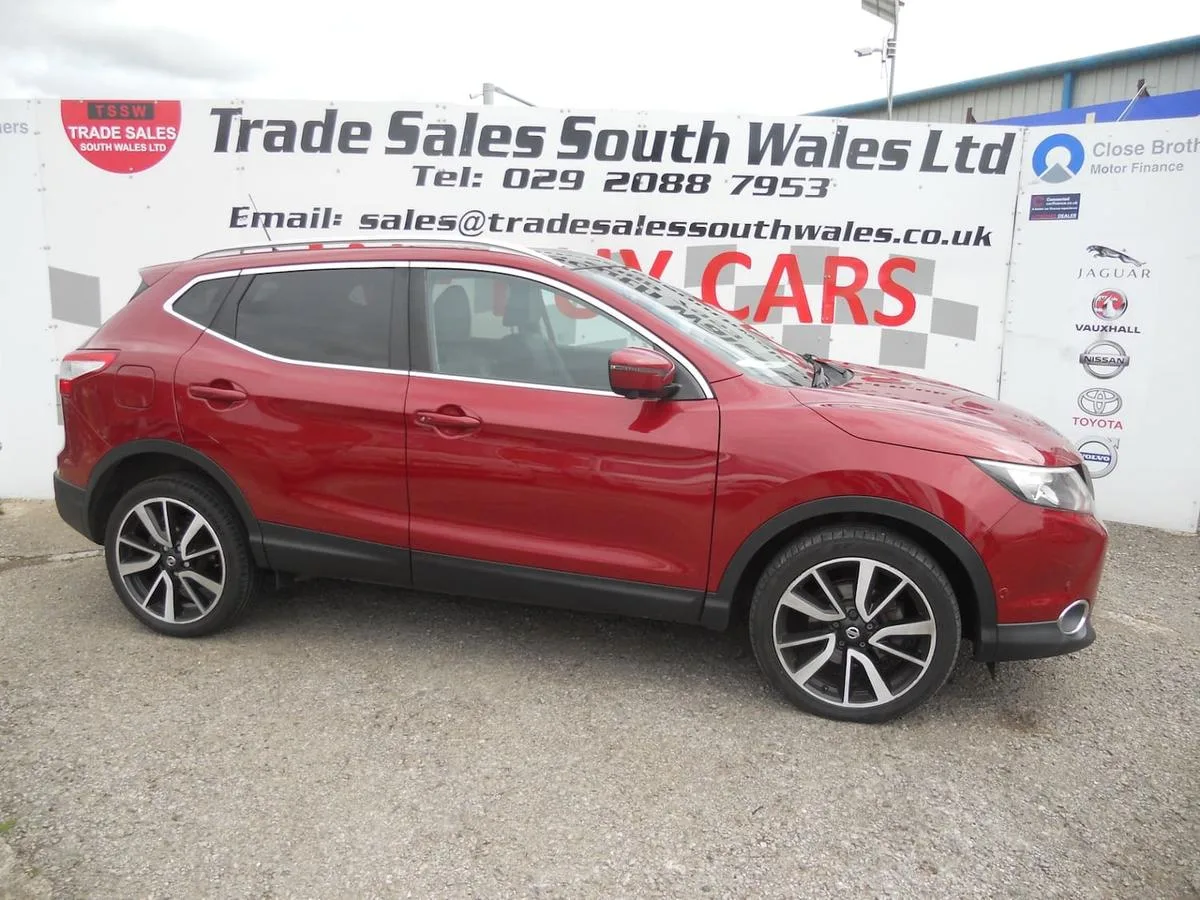 2017 Nissan Qashqai 1.6 dCi Tekna with pan roof 5dr 4WD