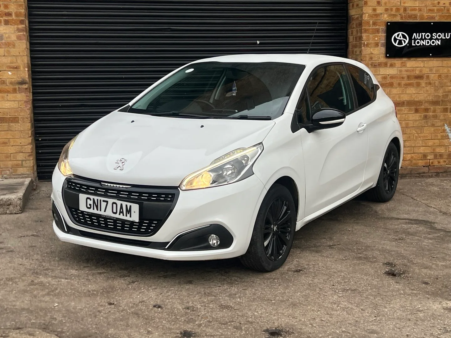 2017 Peugeot 208 1.2 PureTech Black Edition Hatchback 3dr Petrol Manual Euro 6