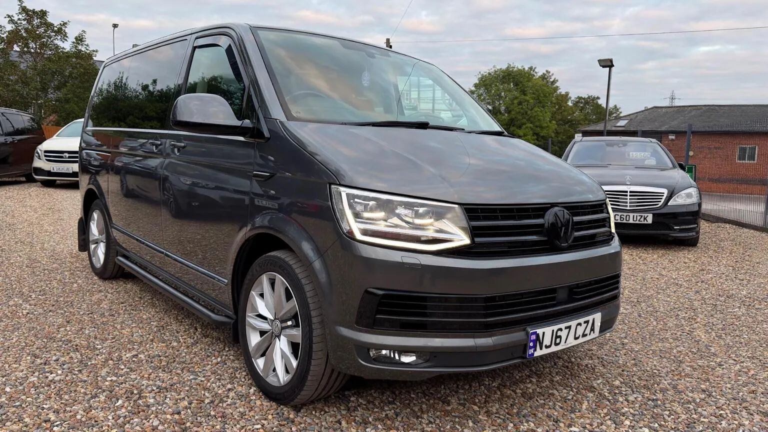 2017 Volkswagen Caravelle 2.0 BiTDI BlueMotion Tech Executive DSG Euro 6 (s/s) 5dr
