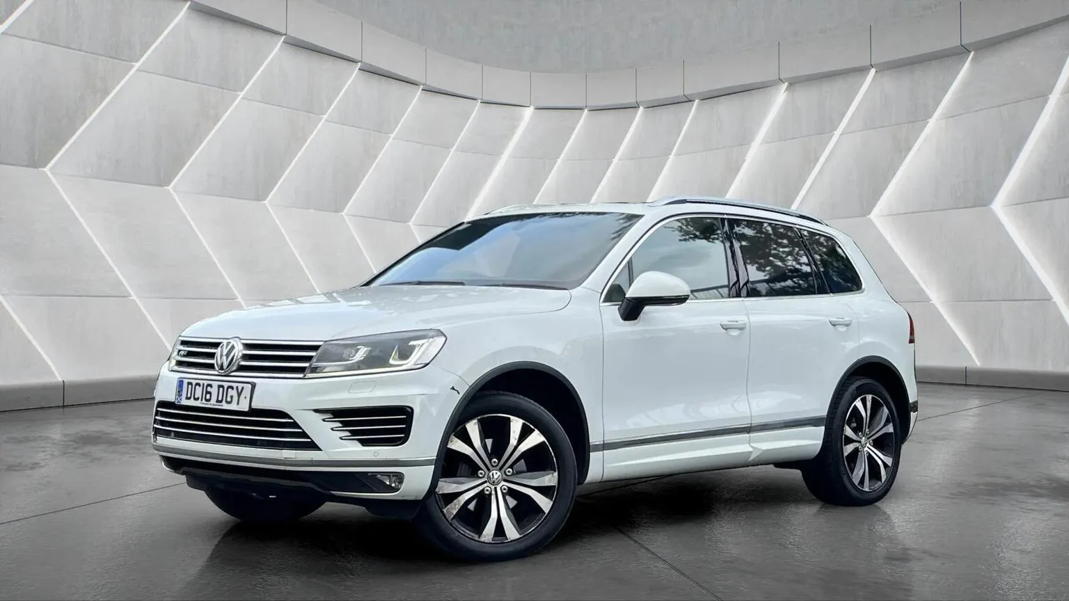 2016 Volkswagen Touareg 3.0 TDI V6 BlueMotion Tech R-Line Tiptronic 4WD Euro 6 (s/s) 5dr