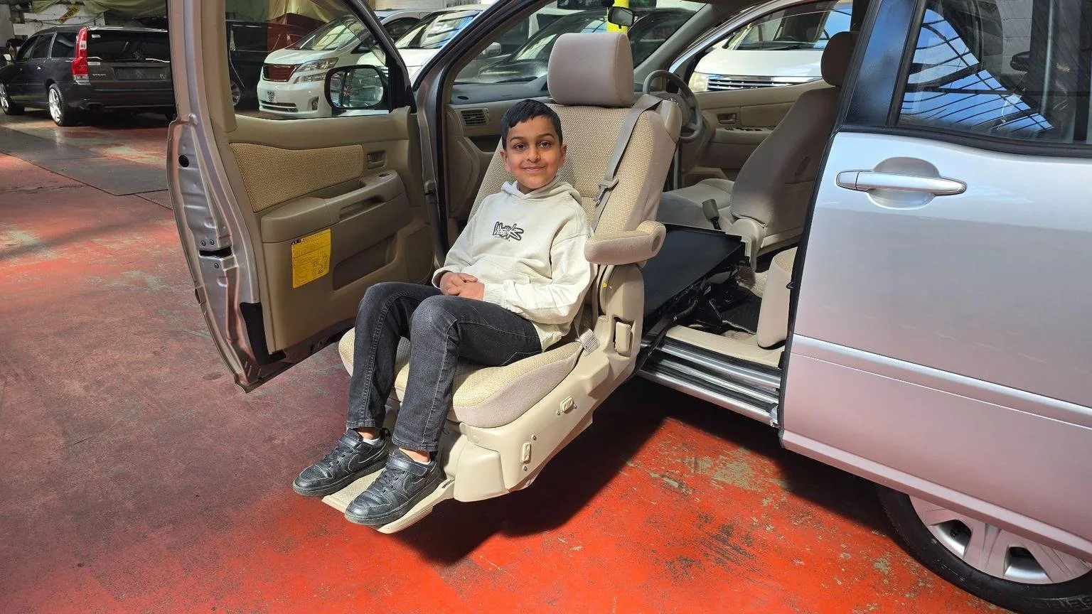 2010 Toyota Raum 1.5 Auto lift mobility chair