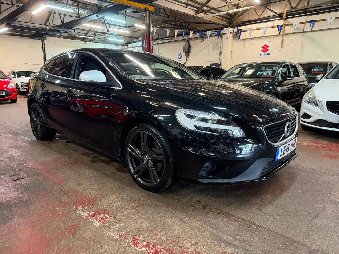 2019 Volvo V40 T2 R-DESIGN EDITION