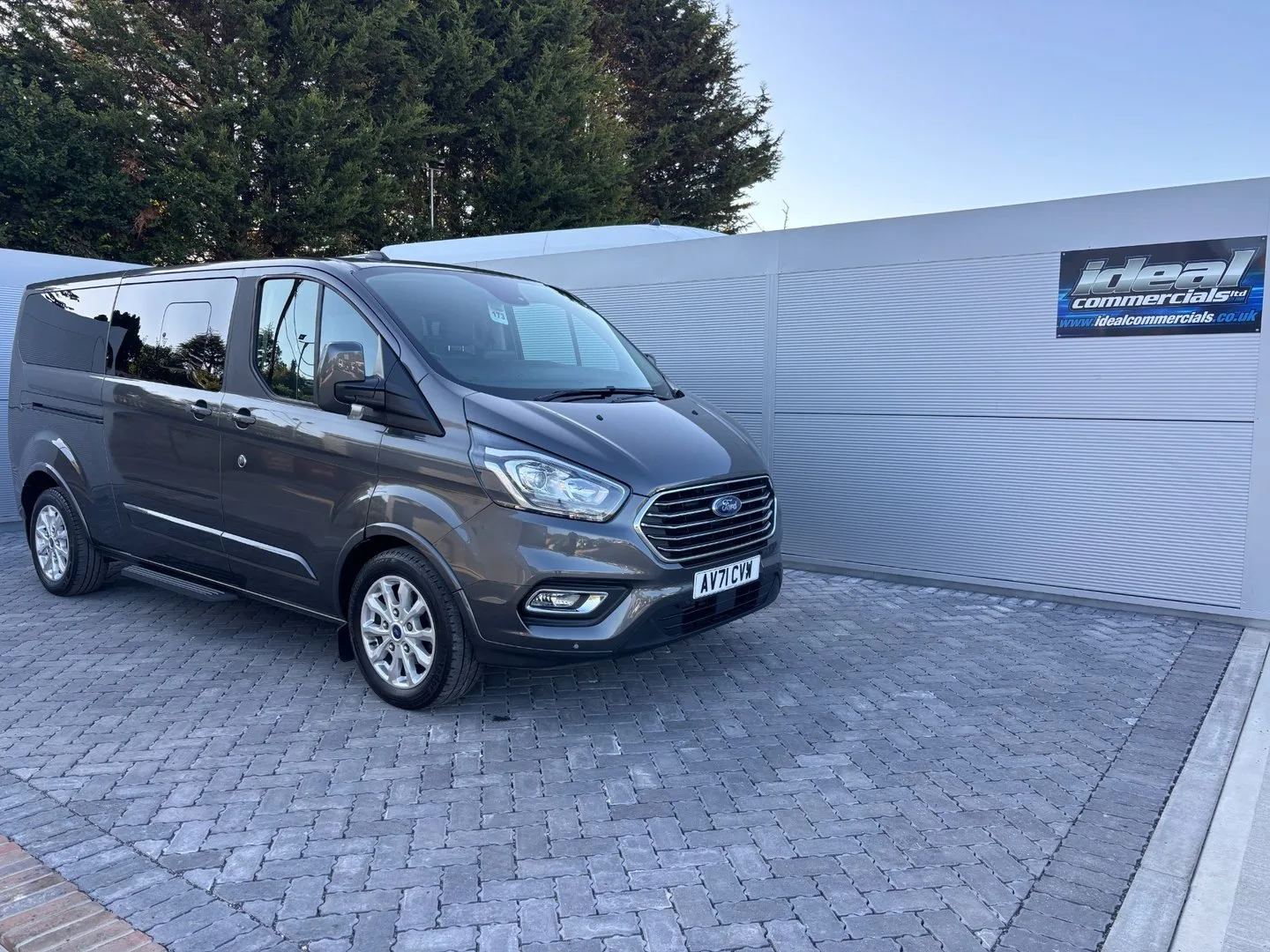 Ford Tourneo Custom 320 130 ps Titanium L2 9 Seater - Automatic
