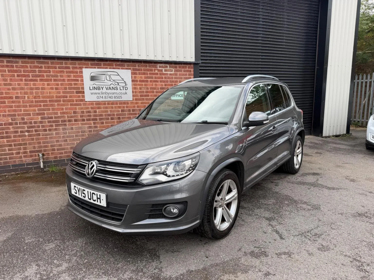 2015 Volkswagen Tiguan 2.0 TDI BlueMotion Tech R-Line 4WD Euro 5 (s/s) 5dr (Nav)